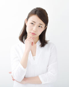 悩む女性