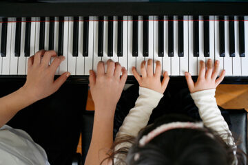 ピアノを弾く子供たちの手